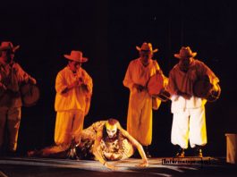 Performance en la primera Cumbre Tajín en el año 2000 (Foto: Jorge Huerta E.)