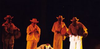 Performance en la primera Cumbre Tajín en el año 2000 (Foto: Jorge Huerta E.)