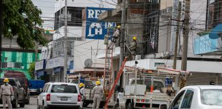 Cuadrillas de la CFE trabajan a marchas forzadas para el restablecimiento del servicio de energía eléctrica, luego de los estragos causados por el huracán Grace (Foto: Jorge Huerta E.)