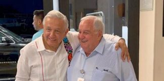 El presidente de México Andrés Manuel López Obrador y el alcalde de Poza Rica, Fernando "pulpo" Remes Garza en una visita no oficial del mandatario (Com. soc.)