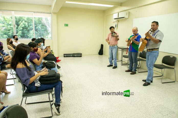 El grupo Tlen Huicani al término del conversatorio en LENA Poza Rica- Tuxpam (Foto: Jorge Huerta E.)