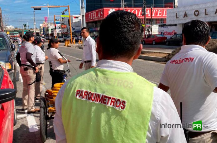 Empleados de SM Vial, empresa a la que se le venció en contrato trataron de instalar parquímetros en las banquetas del mercado Poza Rica (Foto: Jorge Huerta E.)