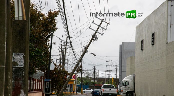 Poco a poco, la CFE va restableciendo la energía eléctrica luego del paso del huracán Grace (Foto: Jorge Huerta E.)