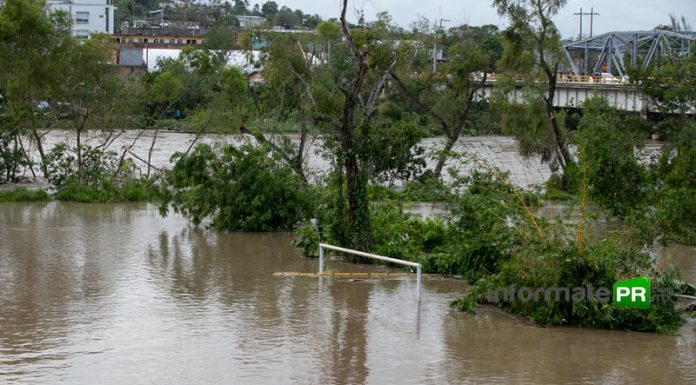 En las partes bajas el río Cazones de desbordó. En la imagen el campo Ignacio de la LLave del cual se ve la parte alta de las porterías (Foto: Jorge Huerta E.)