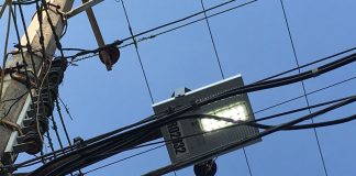 Muchas lámparas de NL Technologies se quedan encendidas durante el día, pues las fotoceldas son deficientes (Foto: Jorge Huerta E.)
