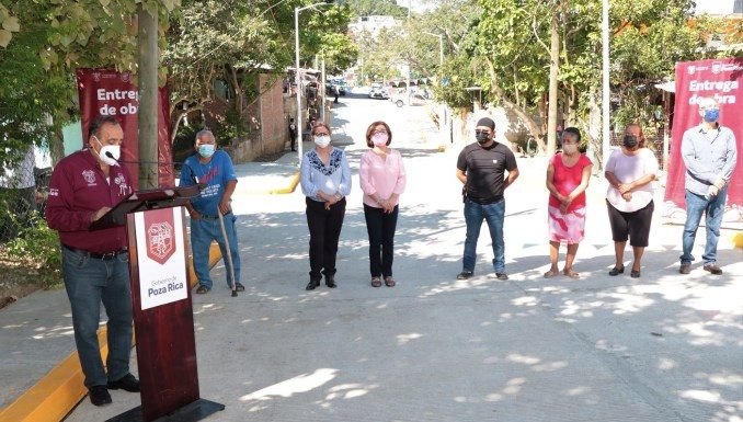 Mientras en alcalde de Poza Rica anuncia inversión millonaria en obra pública, colonos de la Ignacio de la Llave reclaman reintegro de cooperación para una pavimentación (Foto: Ayuntamiento de Poza Rica)