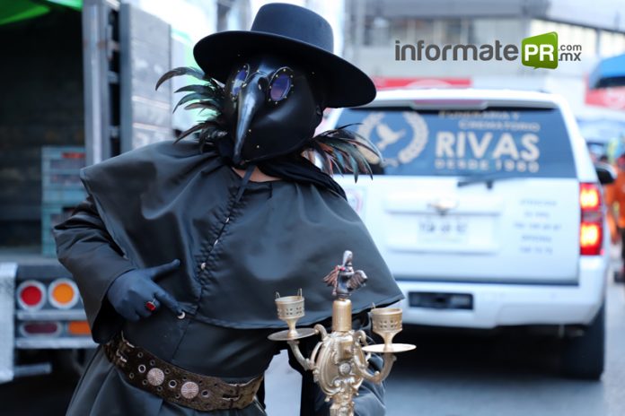 El Dr. de la peste en Poza Rica (Foto: Jorge Huerta E.)