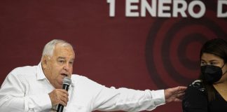 Al término de la primera reunión de cabildo, Fernando "El pulpo" Remes en conferencia de prensa, en la imagen con la síndica Lizeth Guerra (Foto: Jorge Huerta E.)