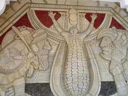 La cultura totonaca prevalece en el municipio de Coatzintla, la imagen del mural en el palacio municipal (Foto: Jorge Huerta E.)