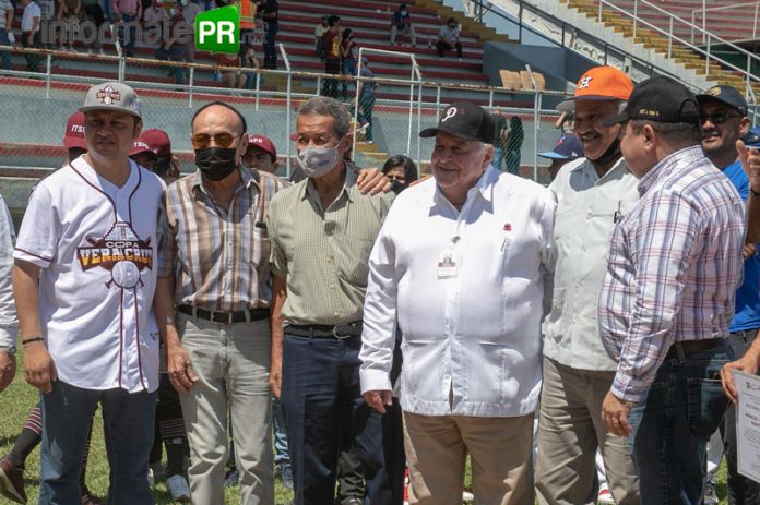 Rinden homenaje a beisbolistas de la época dorada de Poza Rica (Foto: Jorge Huerta E.)