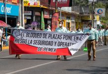 Agradecen y protestan al mismo tiempo, petroleros durante desfile de expropiación petrolera Petroleros protestan contra política en PEMEX (Foto: Jorge Huerta E.)
