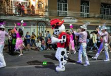 Desfile petrolero vespertino se transforma en carnaval “Vive la vida” Poza Rica 2022 Comparsas con distintas temáticas en el desfile del 18 de marzo (Foto: Jorge Huerta E.)