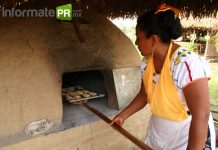 Mujer totonaca cocinando en un horno de barro (Foto: Jorge Huerta E.)