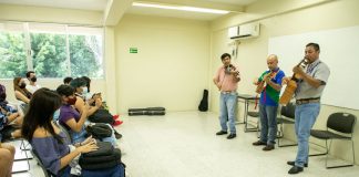 El grupo Tlen Huicani al término del conversatorio en LENA Poza Rica- Tuxpam (Foto: Jorge Huerta E.)