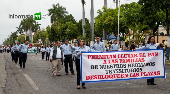 Protestan trabajadores petroleros durante desfile de Expropiación en Poza Rica Trabajadores de la sección 30 del STPRM se manifestaron durante el desfile del 18 de marzo (Foto: Jorge Huerta E.)