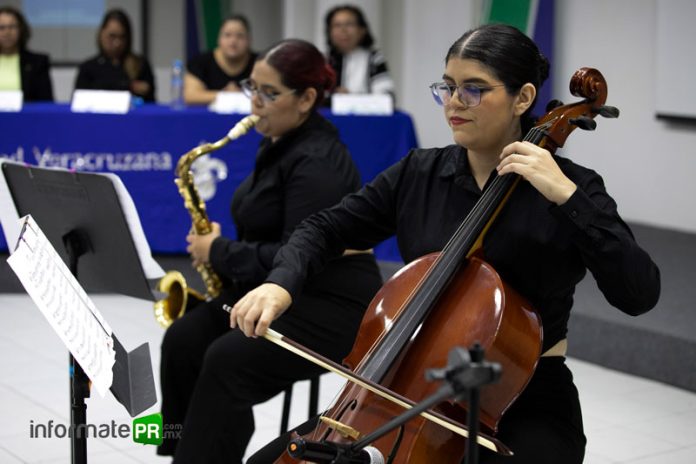 Durante la ceremonia de protesta de egresados de la tercera generación de la Licenciatura de Enseñanza de las Artes de la UV (Foto: Jorge Huerta E.)