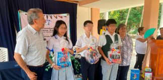 Los directores de la ESBO 8 Matutino, profr. José Ignacio Orozco Álvarez y Mtra. Guadalupe Montero Castillo, directora del turno vespertino, con los ganadores del concurso de Libro Artesanal Veracruzano