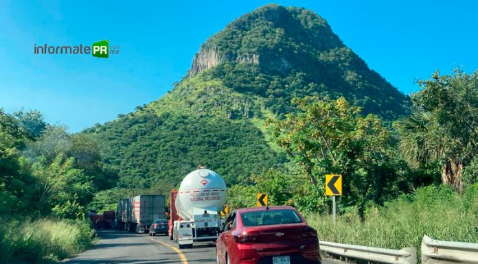 Filas de vehículos provocadas en diversos tramos carreteros de Veracruz por el deterioro de las vías (Foto: Jorge Huerta E.)