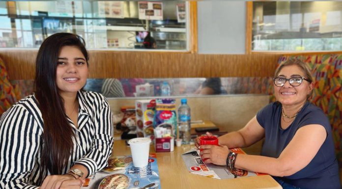 En la imagen que circula en redes sociales se ve en una fotografía totalmente informal a las dos precandidatas, Adanely Rodríguez y Soledad Rivera en las que supuestamente la segunda le brinda respaldo, pero no hay ningún pronunciamiento