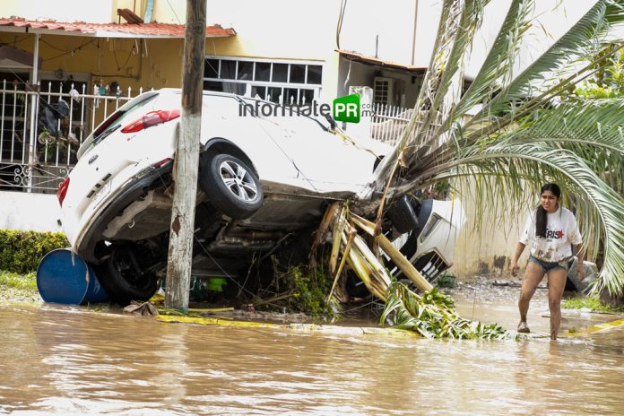 Decenas de autos varados en las calles de Poza Rica por inundación (Foto: Jorge Huerta E.)