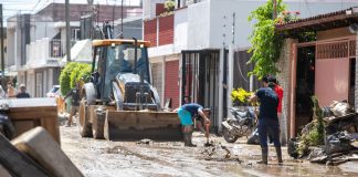 Dos días después llega CAEV con equipos para limpieza. Inician trabajos en la colonia México (Foto: Jorge Huerta E.)