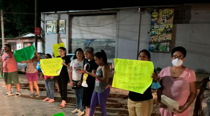 Amagan vecinos de la «Santa Emilia» con bloqueo del boulevard Ruiz Cortínes ante negativa de censo Vecinos de la Santa Emilia exigen ser incluidos en el censo para recibir ayuda (Foto: Manuel Tapia)