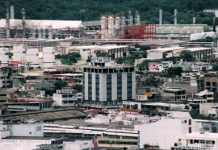 La revolución del maíz y el otro aniversario de Poza Rica Centro de la ciudad de Poza Rica. Al fondo el Complejo Poza Rica (Foto: Jorge Huerta E.)