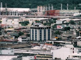 Centro de la ciudad de Poza Rica. Al fondo el Complejo Poza Rica (Foto: Jorge Huerta E.)