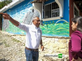 Narciso Juárez Francisco, director de la Casa de Teja, sala de exhibición arqueológica recibió la visita de la primer autoridad municipal, Adanely Rodríguez Rodríguez (Foto: Jorge Huerta E.)