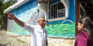 Narciso Juárez Francisco, director de la Casa de Teja, sala de exhibición arqueológica recibió la visita de la primer autoridad municipal, Adanely Rodríguez Rodríguez (Foto: Jorge Huerta E.)