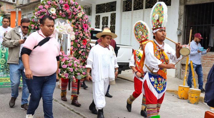 Danzantes voladores y negritos durante la procesión hacia al parque Kiwikgolo (Foto: Tabata Juárez Bretón)