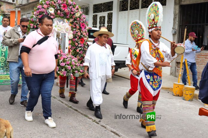 Danzantes voladores y negritos durante la procesión hacia al parque Kiwikgolo (Foto: Tabata Juárez Bretón)