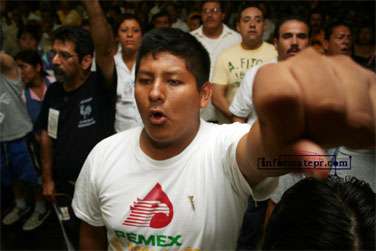 PEMEX manzana e la discordia en el aniversario de la Constitución del 17 (Foto: Jorge Huerta E.)