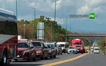 Cientos de vehículos varados por aglomeraciones en casetas del corredor México- Tuxpam (Foto: Jorge Huerta E.)