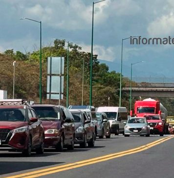 Cientos de vehículos varados por aglomeraciones en casetas del corredor México- Tuxpam (Foto: Jorge Huerta E.)