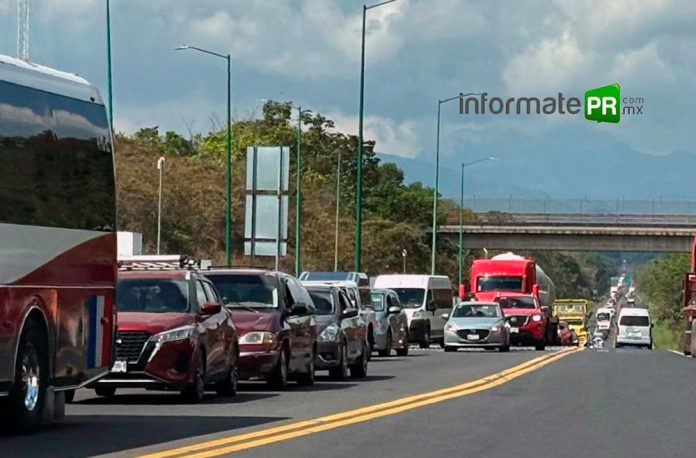 Cientos de vehículos varados por aglomeraciones en casetas del corredor México- Tuxpam (Foto: Jorge Huerta E.)