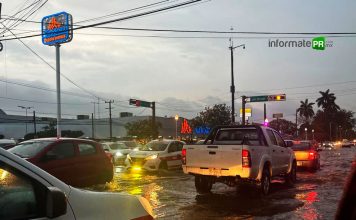 Caos vial en las calles de Poza Rica despues de la tormenta (Foto: Jorge Huerta E.)