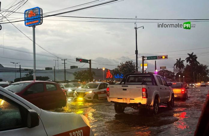 Caos vial en las calles de Poza Rica despues de la tormenta (Foto: Jorge Huerta E.)