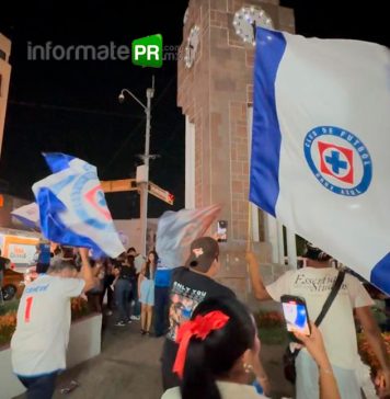 Pozarricenses vuelcan en festejo del campeonato del Cruz Azul (Foto_ Jorge Huerta E.)