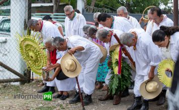 Ceremonia de perdón/permiso por integrantes del Kantiyán en el pozo 2 Poza Rica (Foto reportaje) Totonacos de Poza Rica y Papantla, piden perdón y permiso a la madre tierra por la perforación hecha hace cien años (Foto: Jorge Huerta E.)