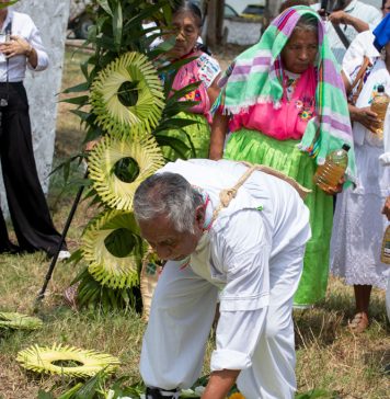 Nos enterraron entre el lodo y chapopote: totonacos de Poza Rica; piden perdón un siglo después en pozo petrolero Totonacos del Kantiyán, en Papantla y Poza Rica celebraron una ceremonia de permiso, perdón y agradecimiento (Fotos: Jorge Huerta E.)